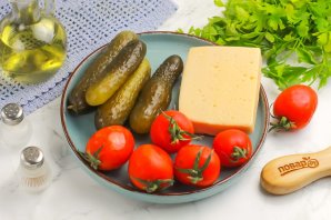 Салат с сыром, помидорами и маринованными огурцами