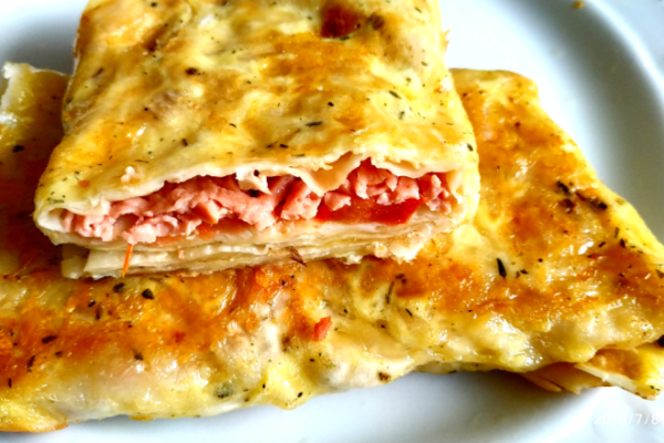Лаваш с колбасой, сыром и яйцом на сковороде
