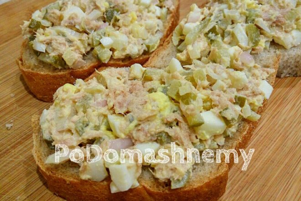 Намазка на хлеб из тунца, яиц и маринованных огурцов