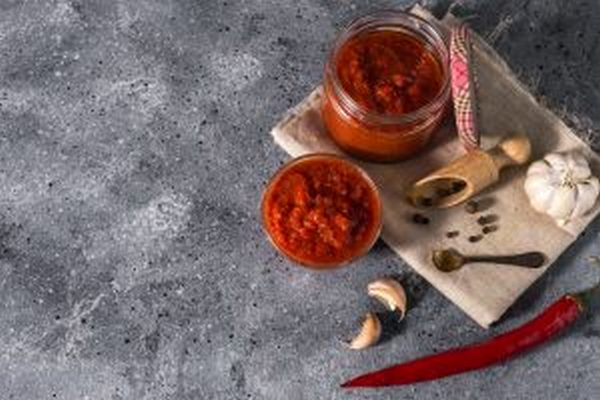 Острая аджика из помидоров с чесноком и острым перцем