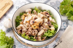 Салат с морским коктейлем