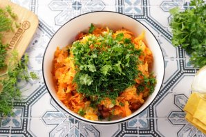 Салат с фасолью, морковью и колбасой Салат с фасолью, морковью и колбасой