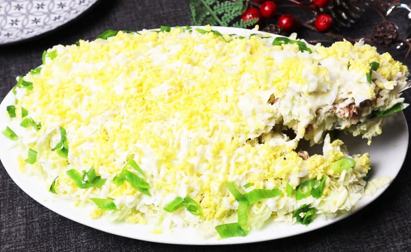 Новогодний салат «Мимоза» по-новому! Рецепт с нежным вкусом и необычным соусом
