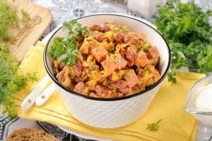 Салат с фасолью, морковью и колбасой Салат с фасолью, морковью и колбасой