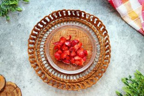 Страчателла с клубникой и томатами