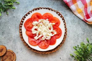 Страчателла с клубникой и томатами