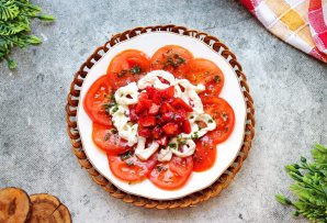 Страчателла с клубникой и томатами