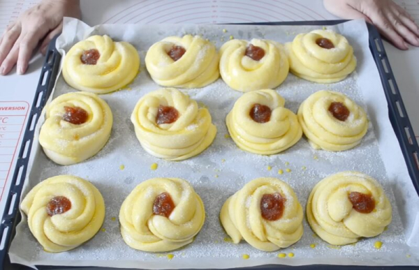 Сдобные булочки с повидлом: невероятная пышность, которая не осядет даже на следующий день