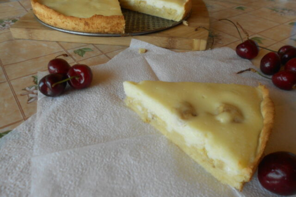 Нежный банановый пирог со сметанной заливкой