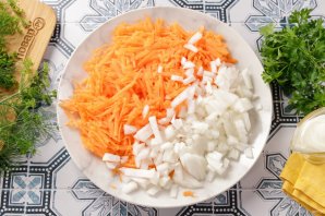 Салат с фасолью, морковью и колбасой Салат с фасолью, морковью и колбасой