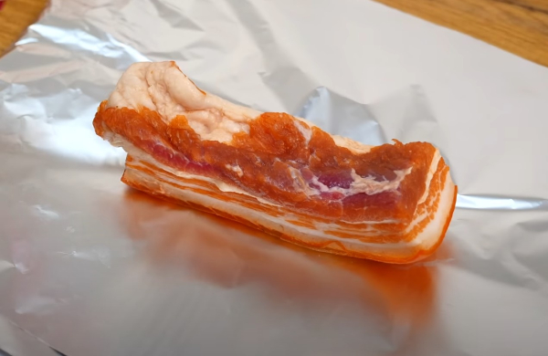 Отличная закуска на каждый день или праздник: ароматная грудинка в маринаде, которая покорит любого мужчину