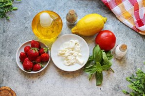 Страчателла с клубникой и томатами