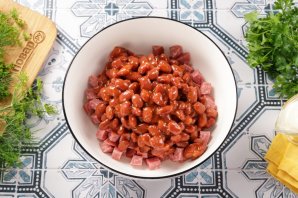 Салат с фасолью, морковью и колбасой Салат с фасолью, морковью и колбасой