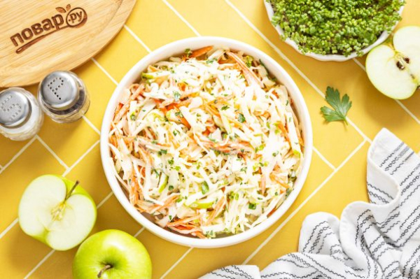 Салат из капусты с яблоком