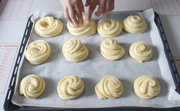 Сдобные булочки с повидлом: невероятная пышность, которая не осядет даже на следующий день