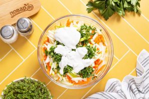 Салат из капусты с яблоком