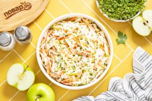 Салат из капусты с яблоком