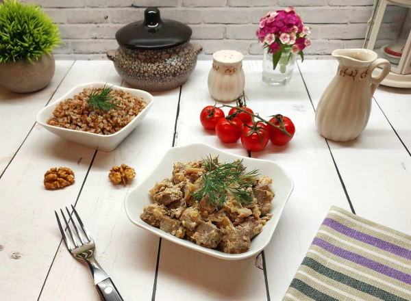 Язык с грибами и орехами