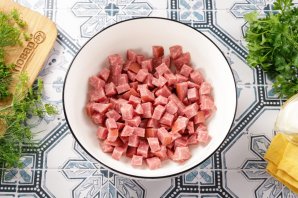 Салат с фасолью, морковью и колбасой Салат с фасолью, морковью и колбасой