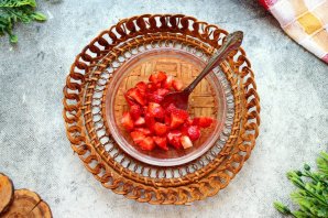 Страчателла с клубникой и томатами