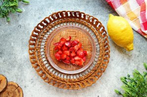 Страчателла с клубникой и томатами