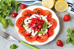 Страчателла с клубникой и томатами