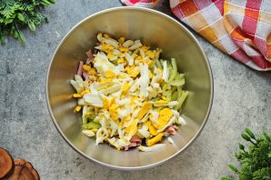 Салат с колбасой и яйцами Салат с колбасой и яйцами
