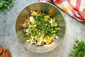 Салат с колбасой и яйцами Салат с колбасой и яйцами