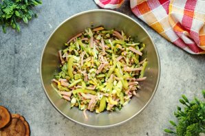 Салат с колбасой и яйцами Салат с колбасой и яйцами