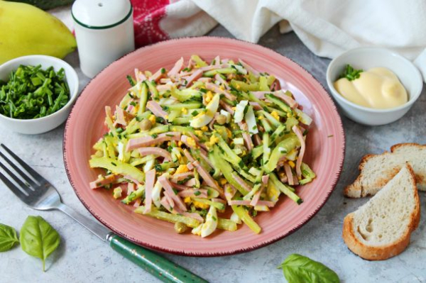 Салат с колбасой и яйцами